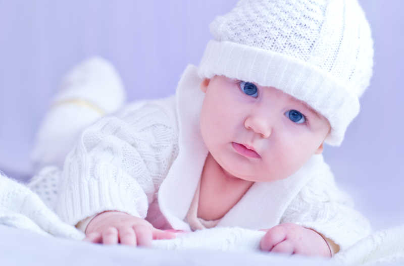 可爱的穿着白色针织衣服的小宝宝