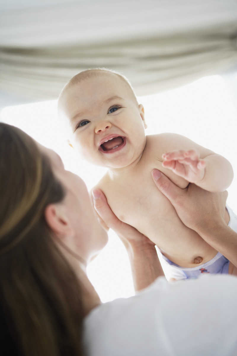 快乐的孩子与妈妈