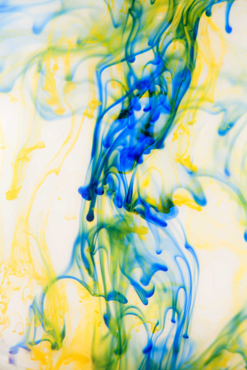 水中抽象的黄蓝绿色墨水