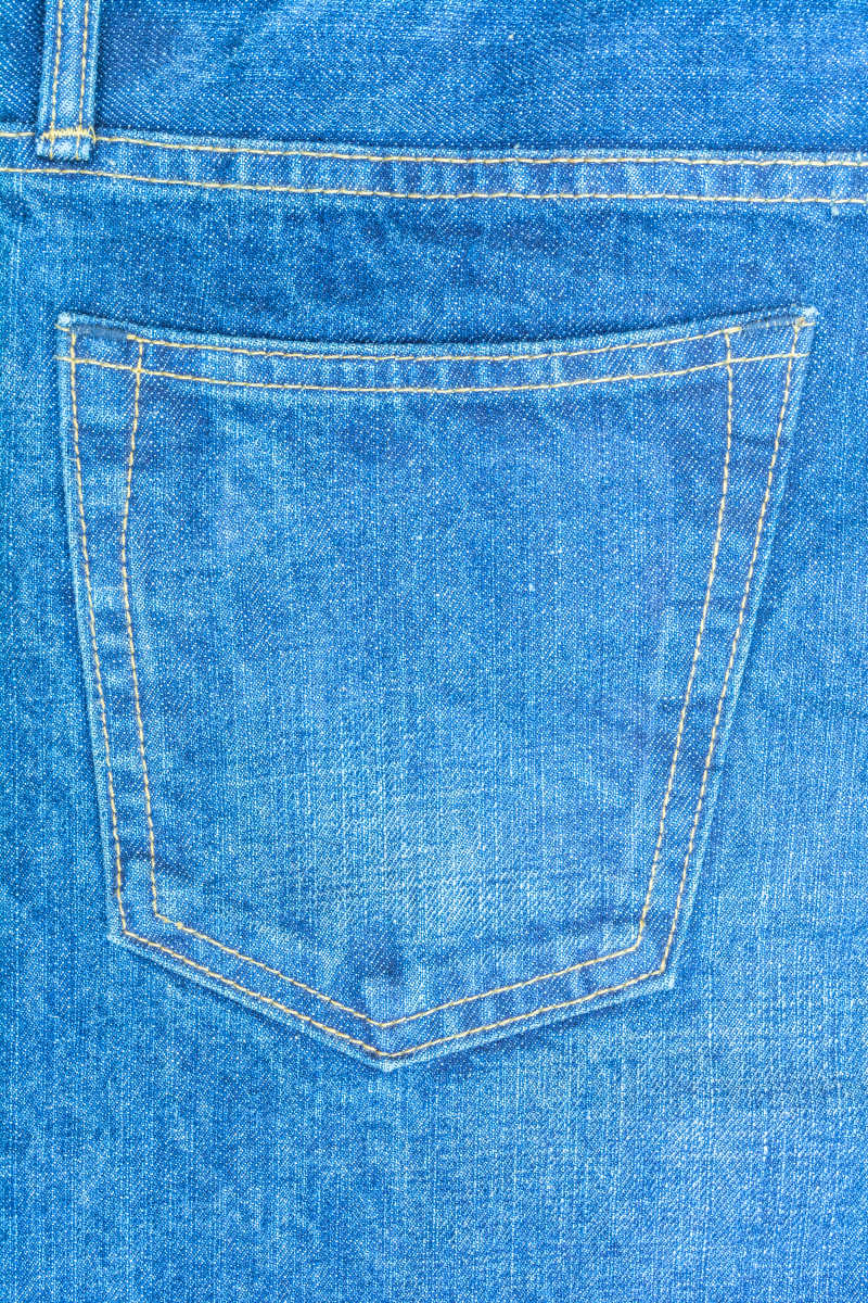 蓝色牛仔裤口袋细节