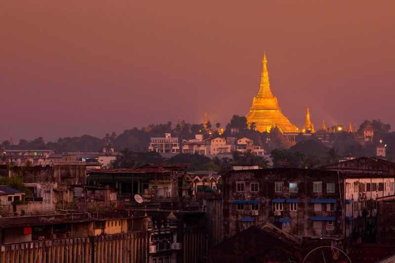 夜晚缅甸城市建筑风景