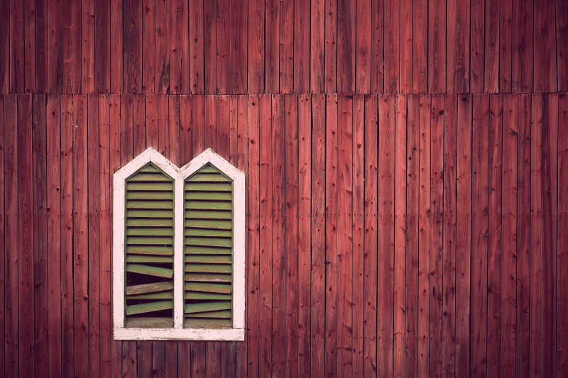 木制墙面与百叶窗