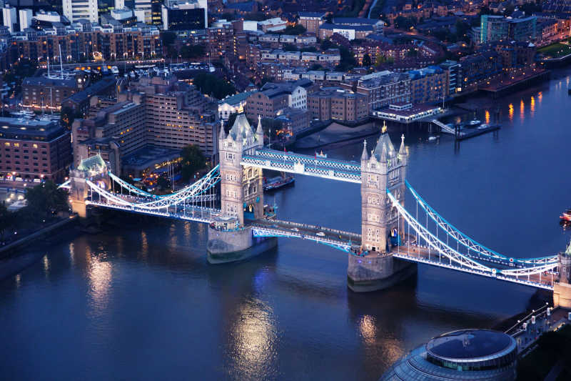 夜晚下的伦敦城市建筑与塔桥