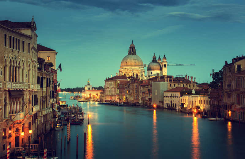 意大利城市建筑与河流风景
