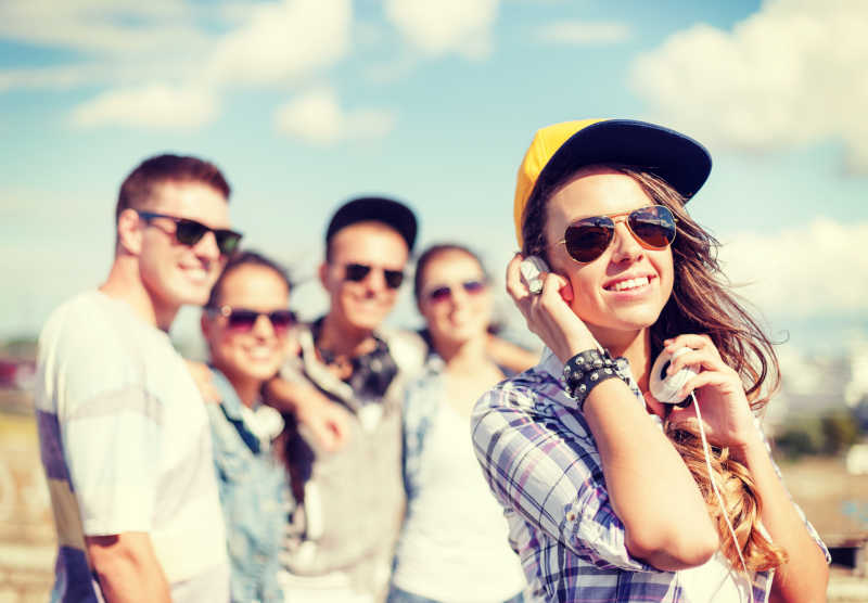 户外听音乐的朋友们