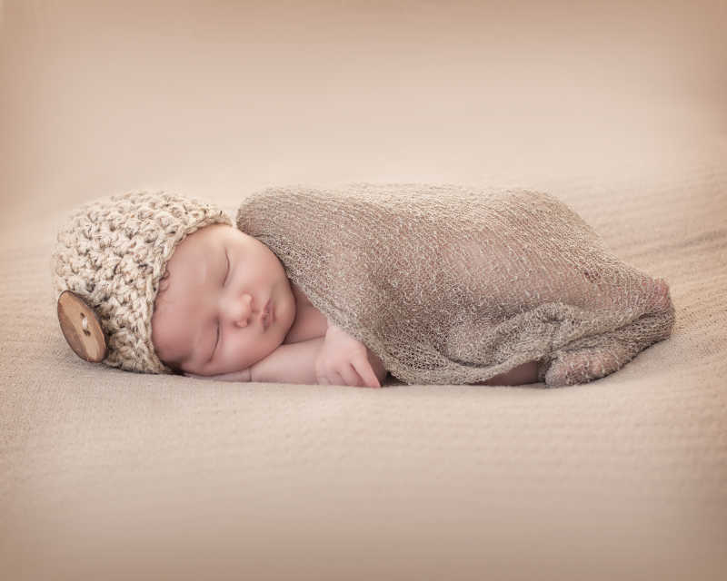 躺着睡着的新生婴儿