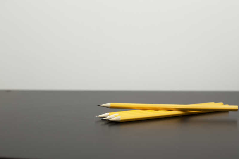 铅笔图片 灰色桌面上的黄色的铅笔素材 高清图片 摄影照片 寻图免费打包下载
