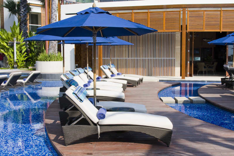 游泳池里的休闲椅