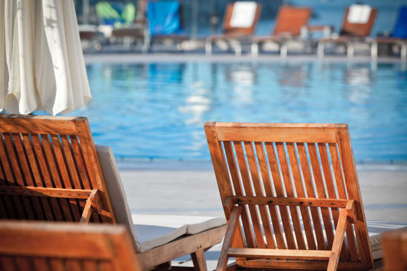 木制躺椅和游泳池