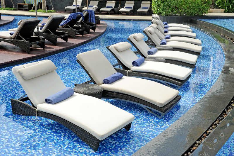 白色泳池里的休闲椅