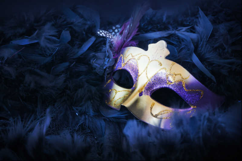 黑色背景上的金色面具