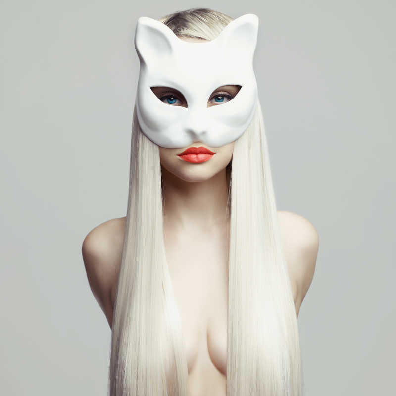 性感美女戴着的白色面具