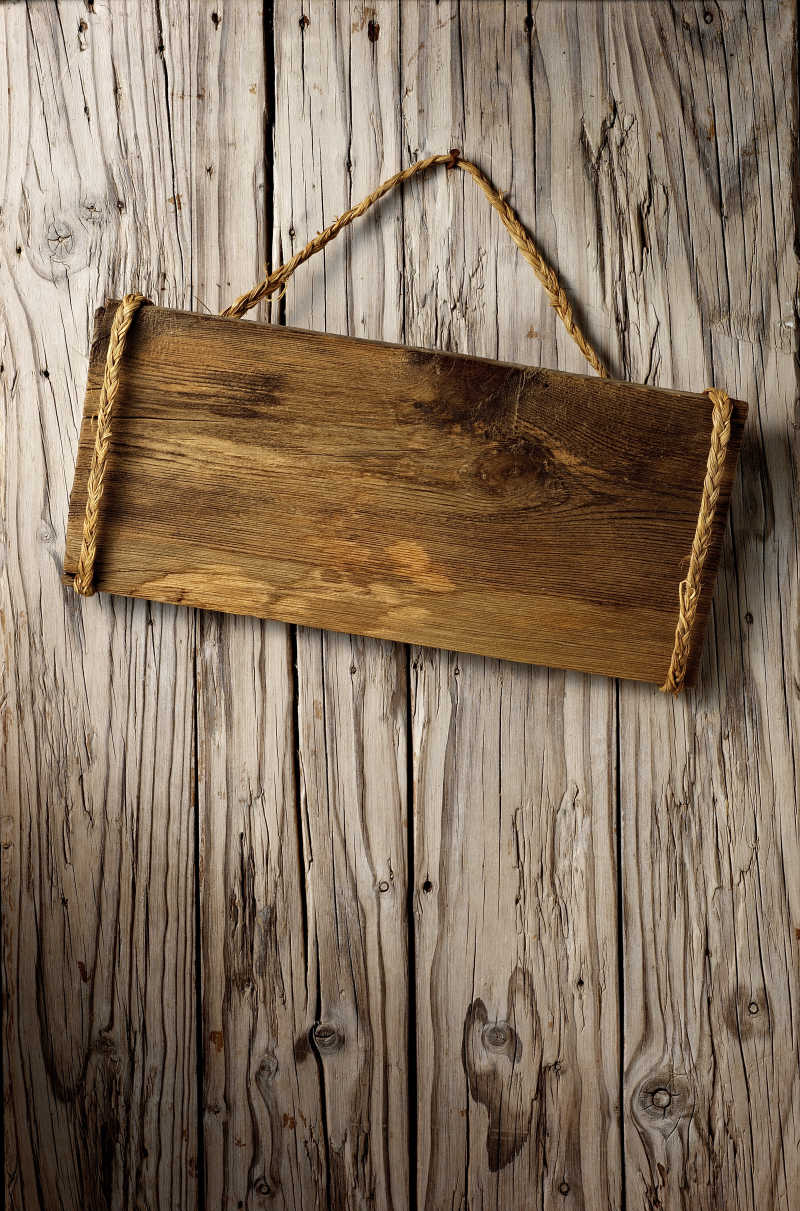 木板上的空白木制标志牌