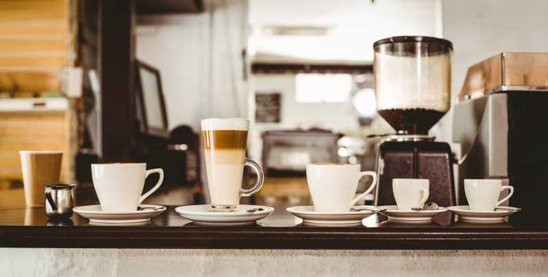 柜台上的多种咖啡杯和咖啡