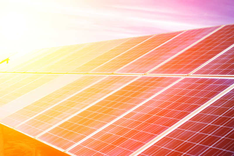 阳光下的光伏电池