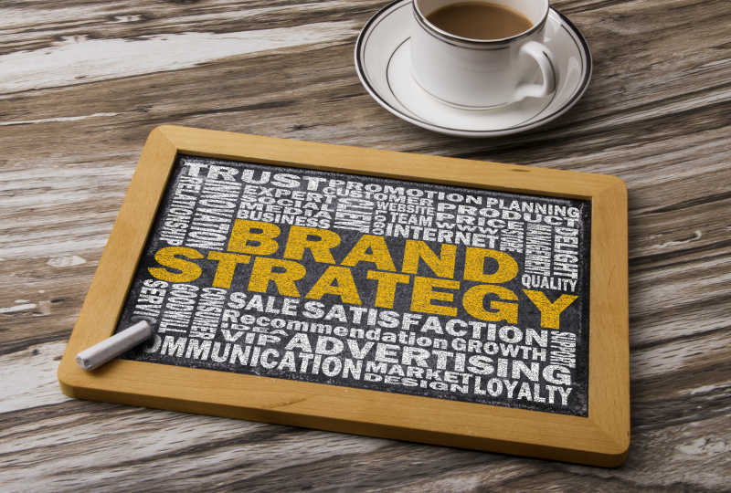 木桌上的商业品牌战略概念