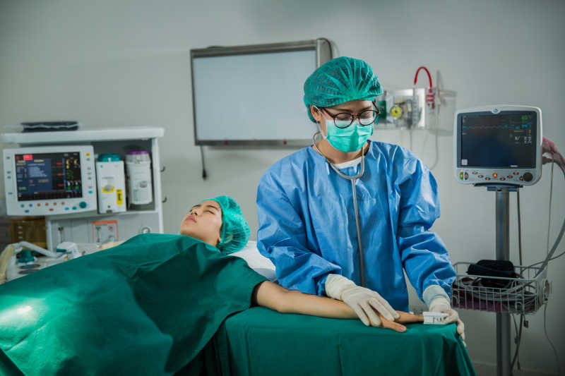 给病人做术前麻醉的外科医生