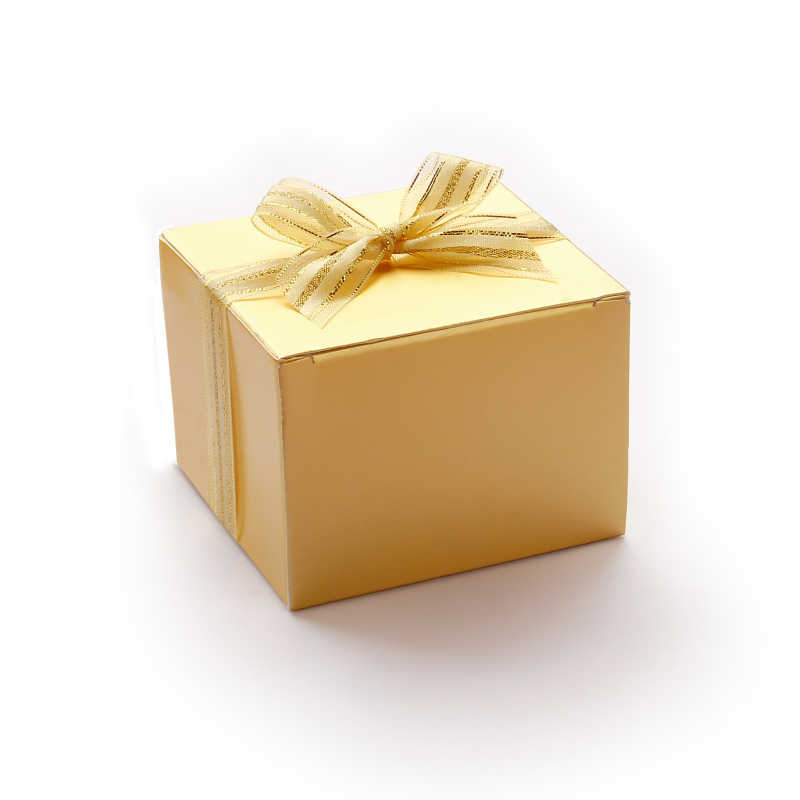 白色背景下的金色礼品盒