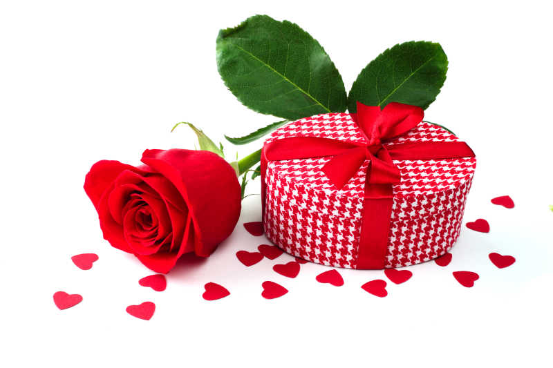 白色背景下心形纸片玫瑰花和包装好的礼品盒