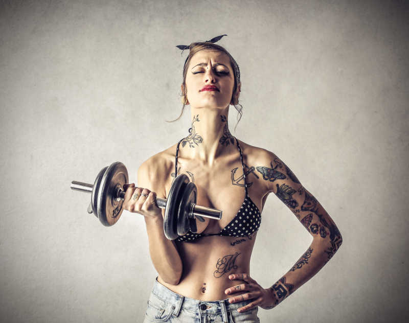 漂亮的纹身健身美女