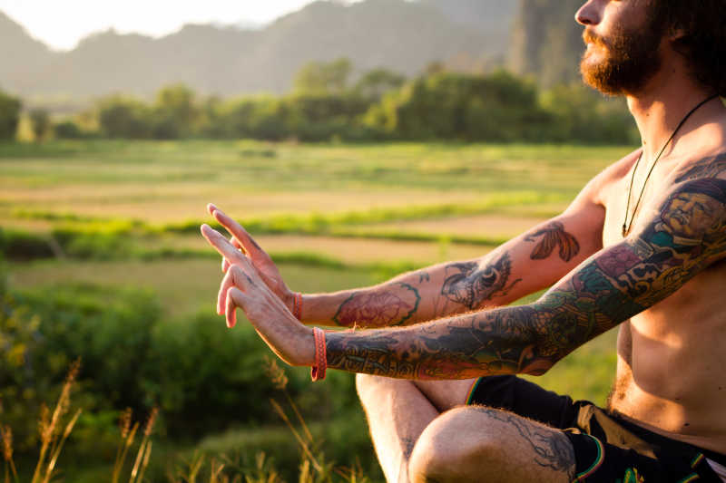 一个纹身男子在冥想