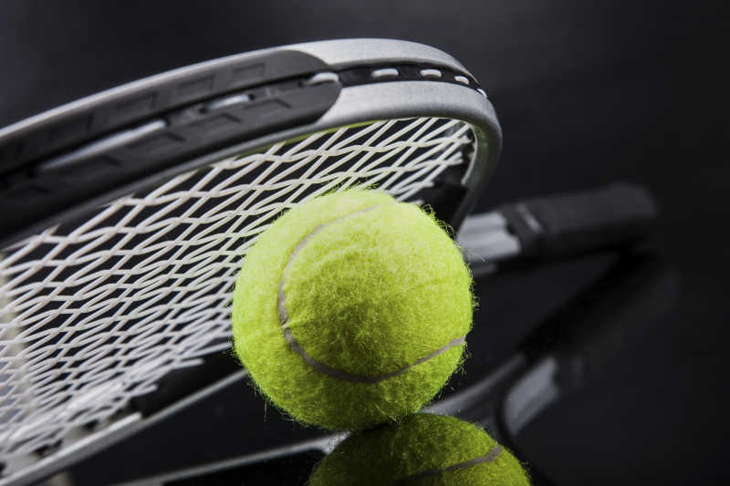 网球和一套网球拍特写