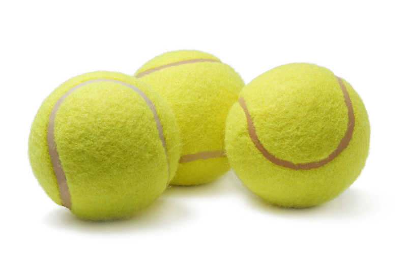 白色背景下的三个黄色网球