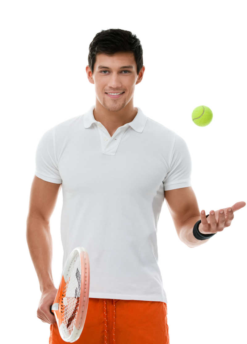 白色背景下打网球的运动员