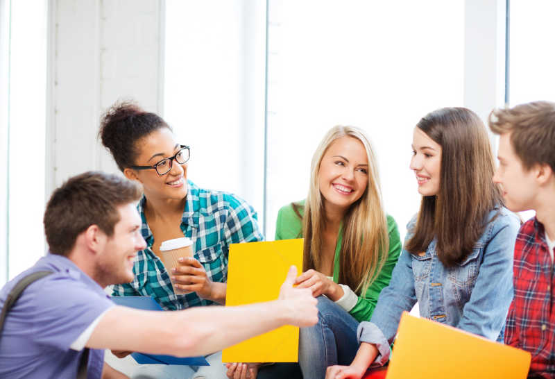 大学生们在一起开心的交流学习