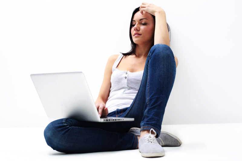 女人在笔记本电脑前沉思