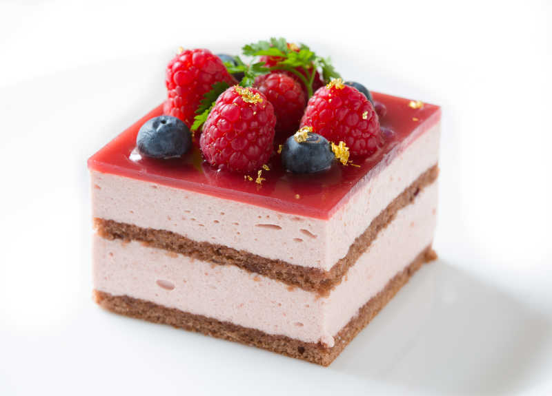 美味的覆盆子慕斯蛋糕特写