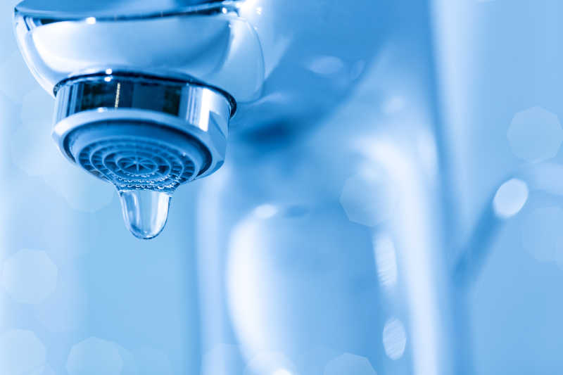 水龙头上的水滴