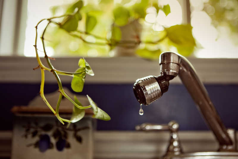 滴水的水龙头特写