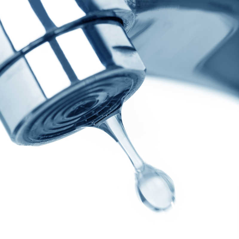 白色的滴水水管