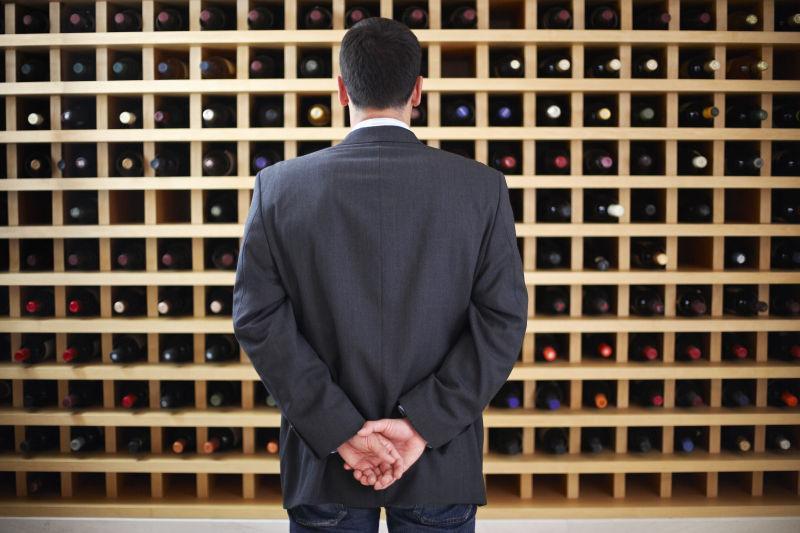 男人站在红酒柜前