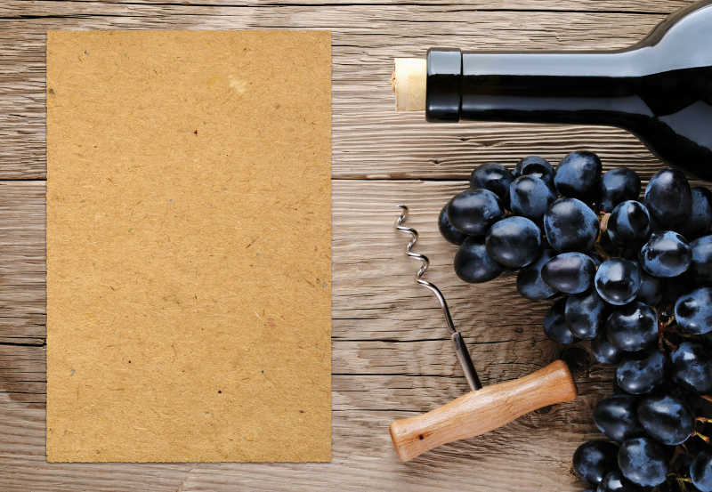 葡萄酒开瓶器瓶以及葡萄和空白纸