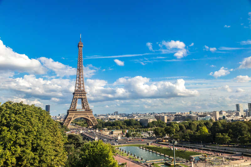 美丽夏日法国巴黎埃菲尔铁塔鸟瞰图