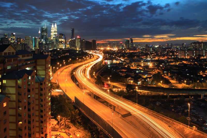光轨在繁忙的公路与吉隆坡市景观
