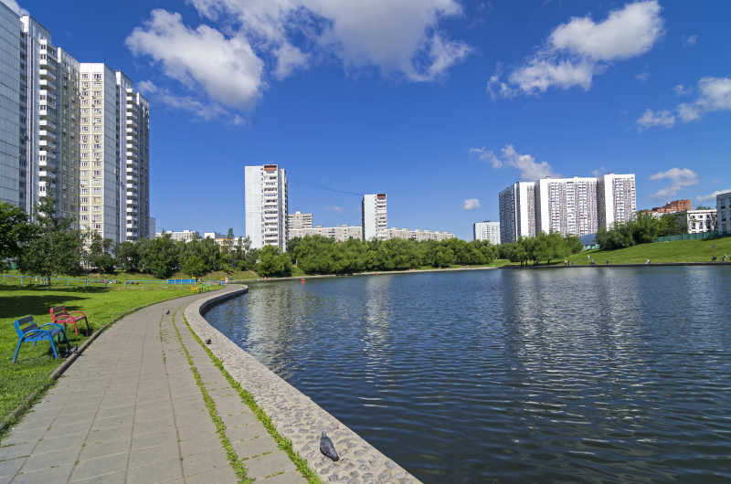 现代城市居民区的池塘