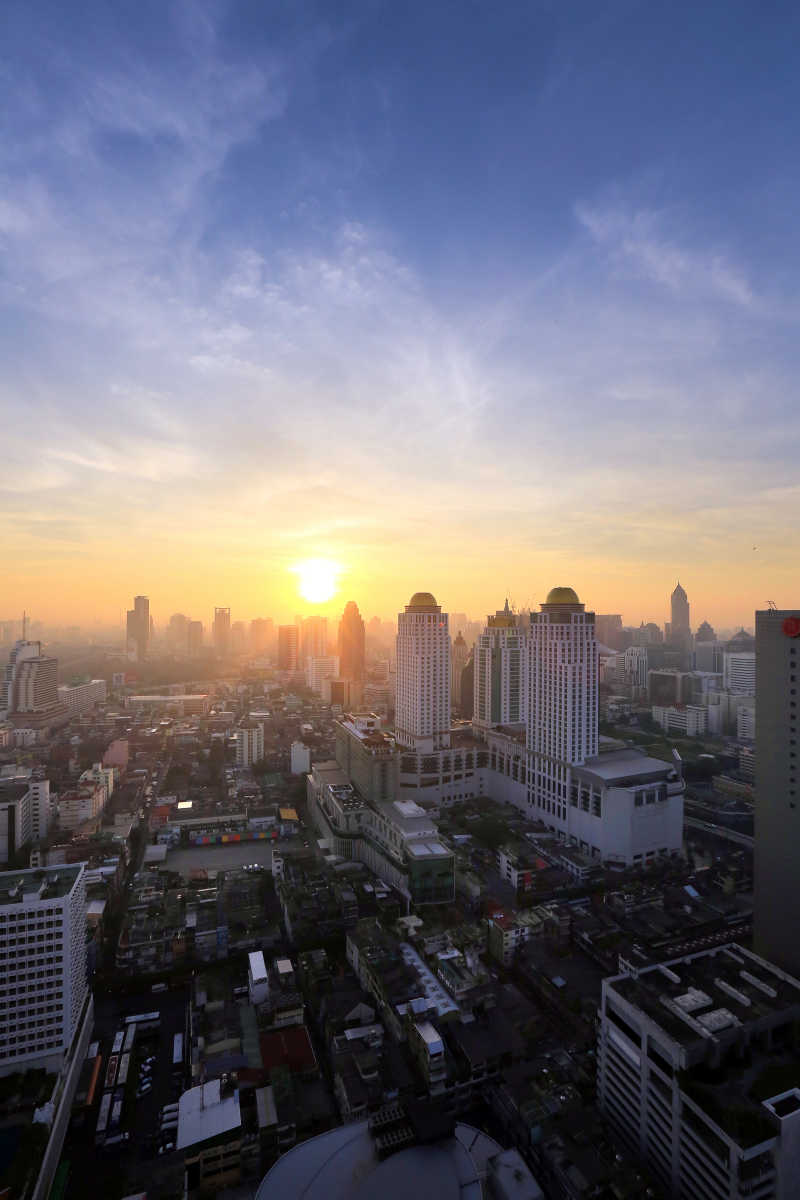 薄雾下美丽的曼谷城市