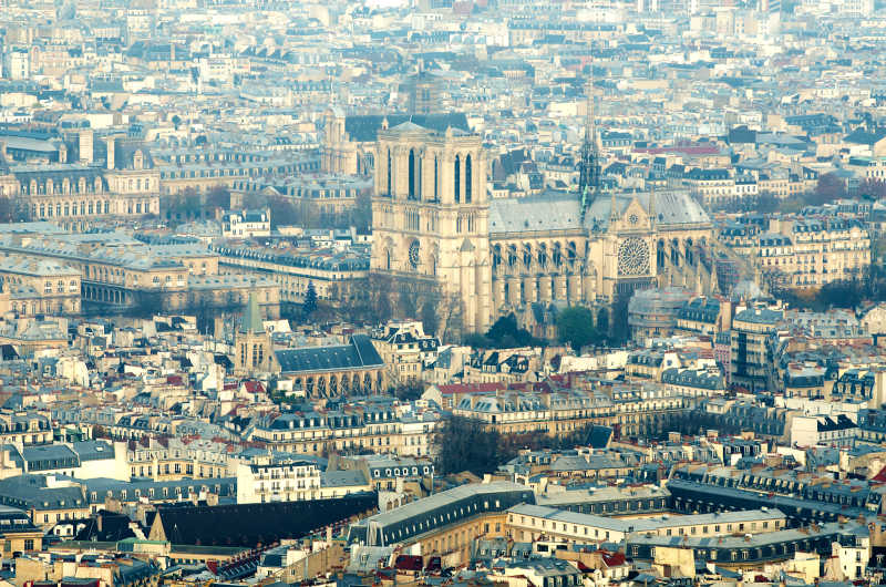 薄雾中巴黎繁华城市建筑鸟瞰