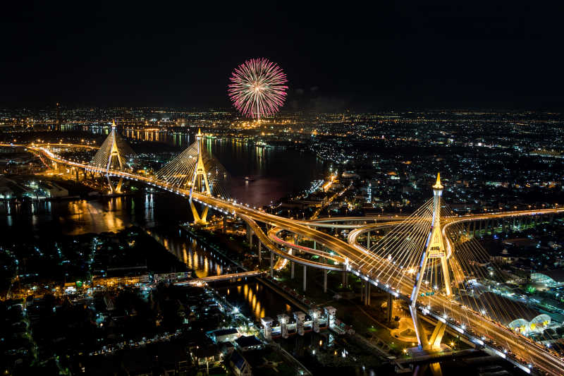 夜晚曼谷国王桥天空上粉色烟花
