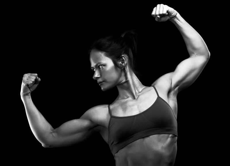 用哑铃锻炼的肌肉健美的男人