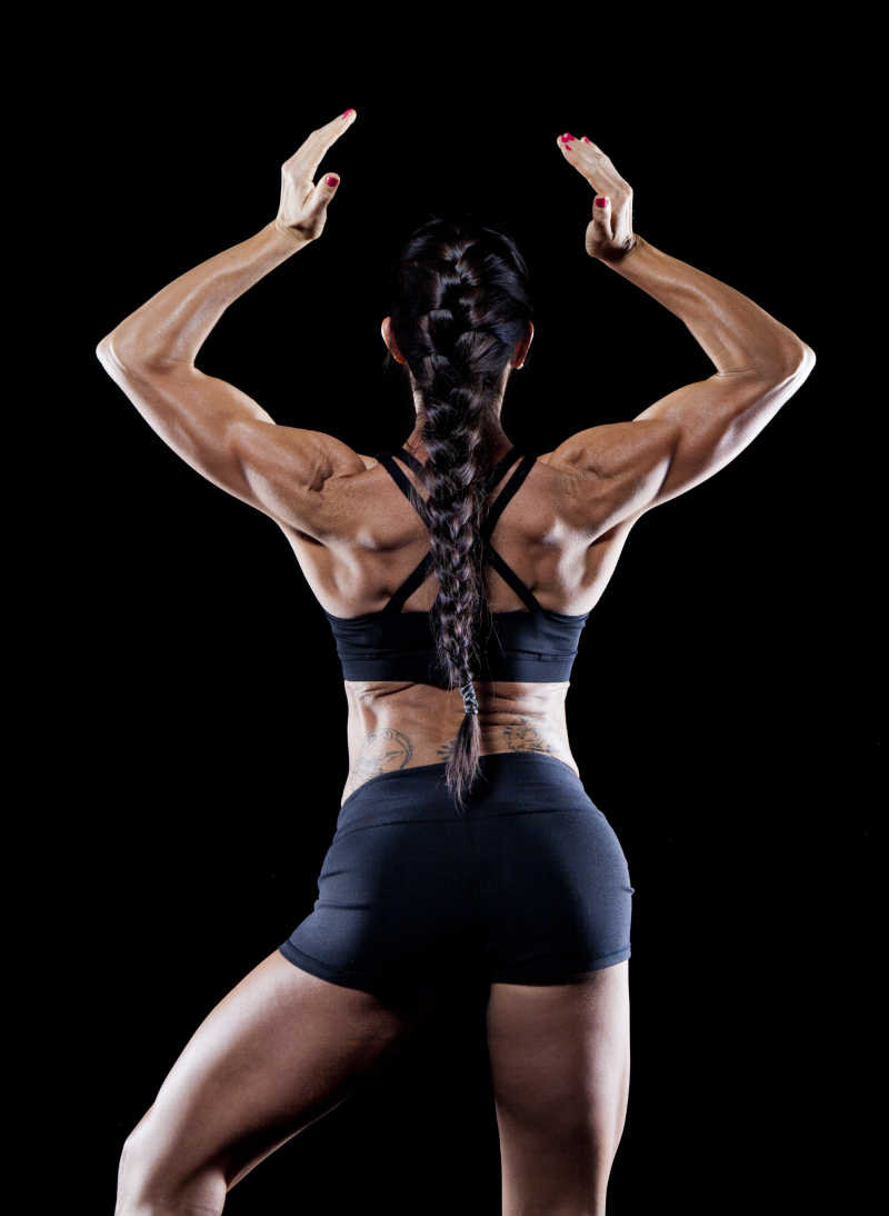 女性健美展现结实的肌肉