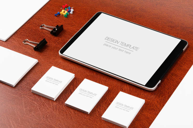 红色桌子上的各种模型设计