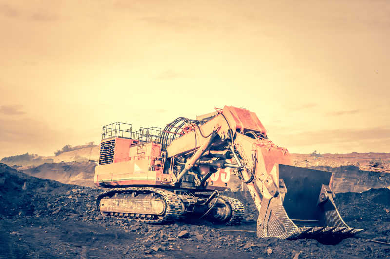 露天煤矿上的挖煤机