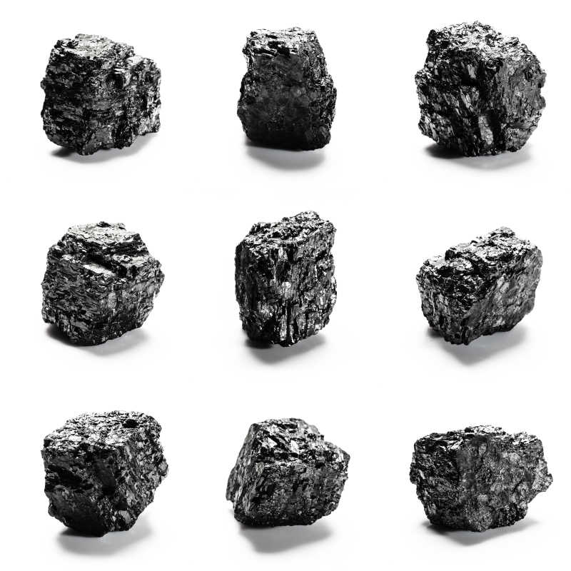 白色背景下的大煤块