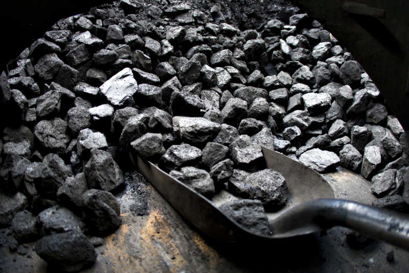 黑色煤炭和装煤的煤铲