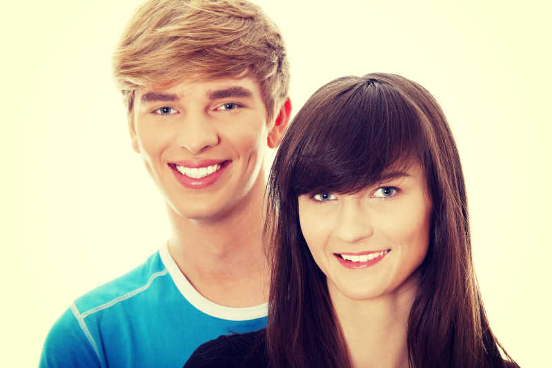 黄色背景下微笑的男女