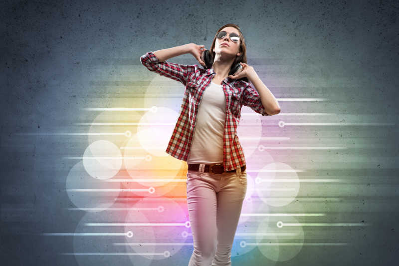穿着衬衫戴着墨镜和耳机的女人